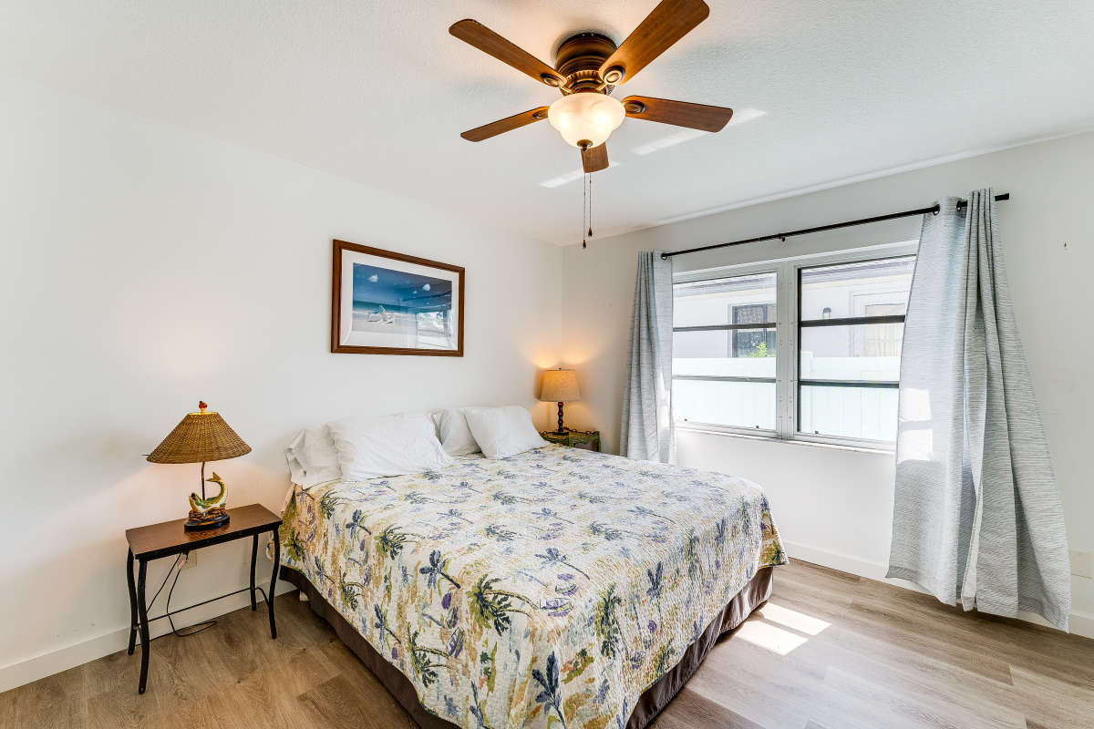 Englewood Charming Two Bedroom Condo Near the Ocean
