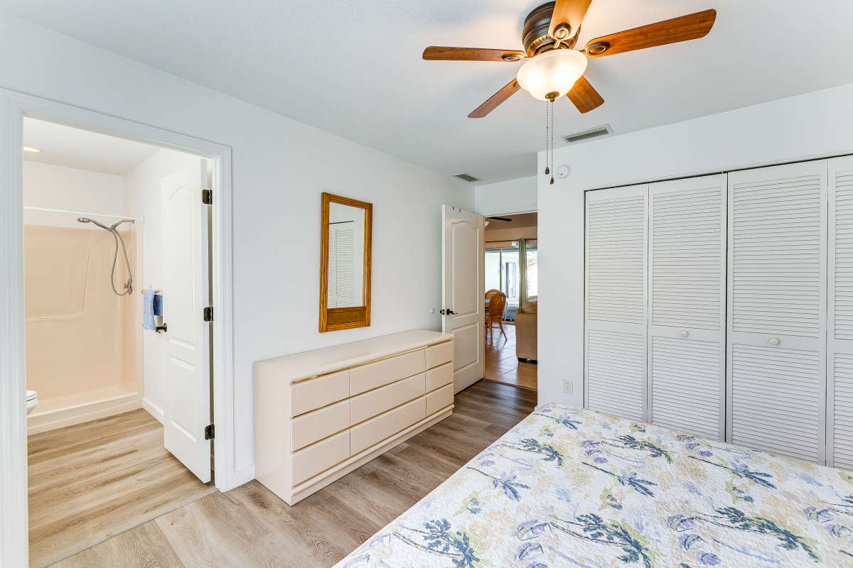 Englewood Charming Two Bedroom Condo Near the Ocean