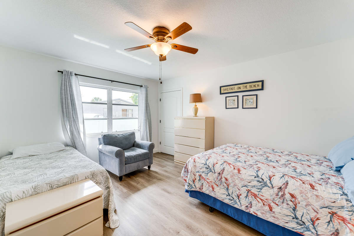 Englewood Charming Two Bedroom Condo Near the Ocean