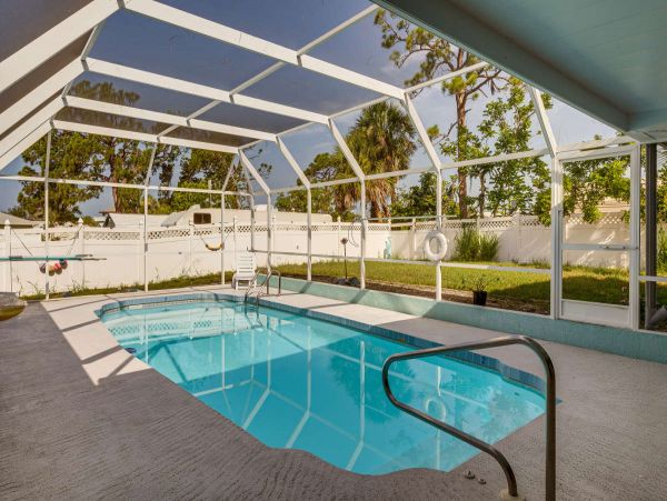 Englewood Charming Two Bedroom Condo Near the Ocean