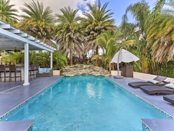 Spacious 4 Bedroom Vacation Getaway with Private Pool