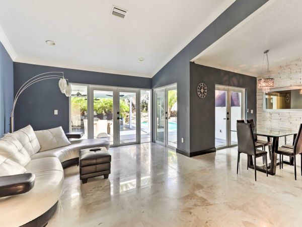Spacious 4 Bedroom Vacation Getaway with Private Pool