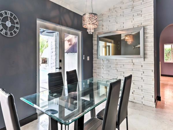 Spacious 4 Bedroom Vacation Getaway with Private Pool