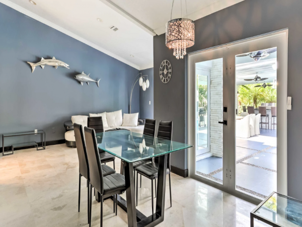 Spacious 4 Bedroom Vacation Getaway with Private Pool