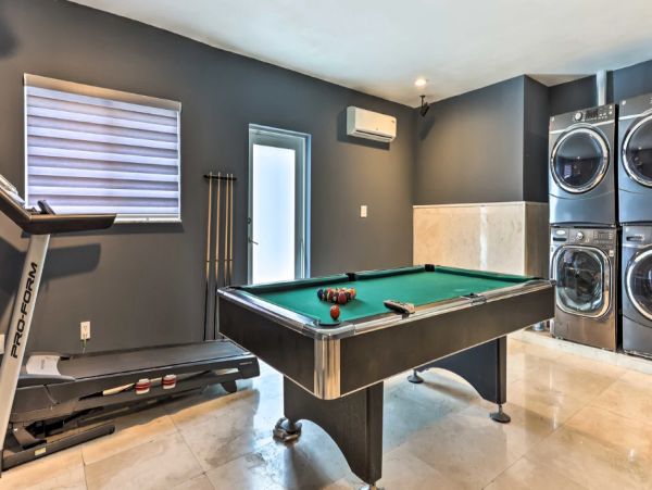 Spacious 4 Bedroom Vacation Getaway with Private Pool
