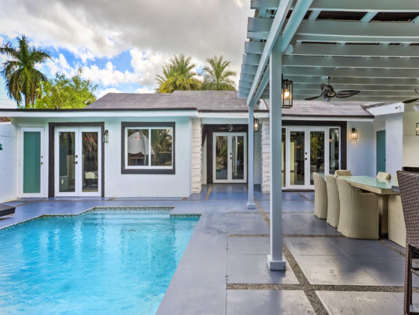 Spacious 4 Bedroom Vacation Getaway with Private Pool