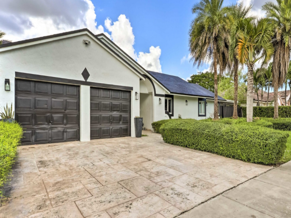 Spacious 4 Bedroom Vacation Getaway with Private Pool