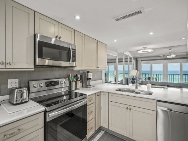 Luxurious Three Bedroom Condo with Full Ocean Views