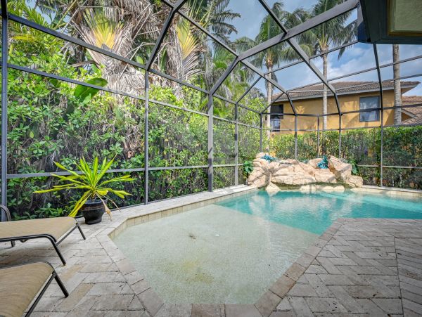 Four Bedroom Upscale House with Pool and 1 mile to Beach