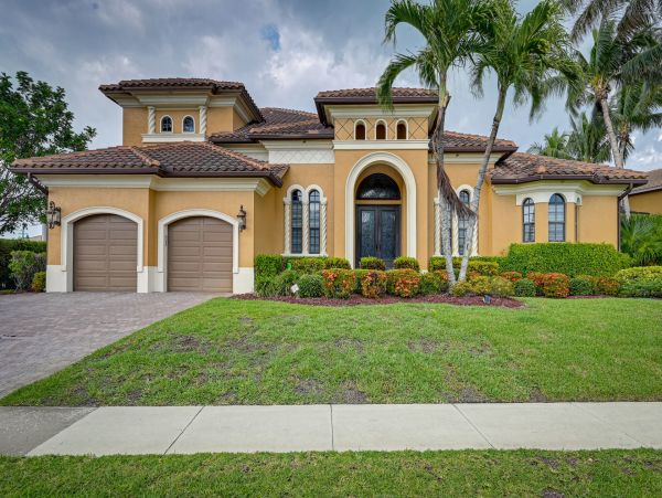 Four Bedroom Upscale House with Pool and 1 mile to Beach