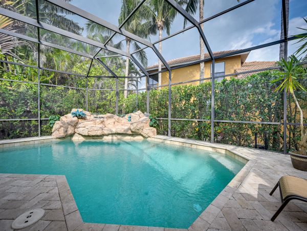 Four Bedroom Upscale House with Pool and 1 mile to Beach