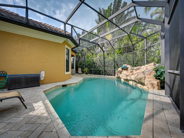 Four Bedroom Upscale House with Pool and 1 mile to Beach