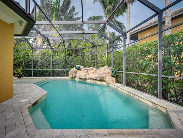 Four Bedroom Upscale House with Pool and 1 mile to Beach
