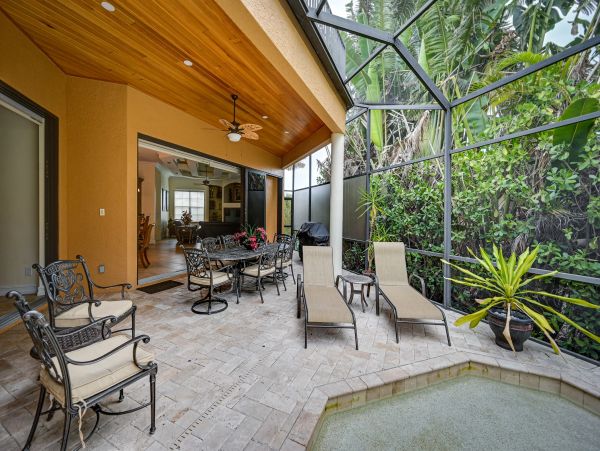 Four Bedroom Upscale House with Pool and 1 mile to Beach