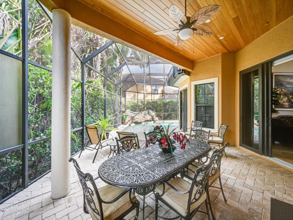 Four Bedroom Upscale House with Pool and 1 mile to Beach