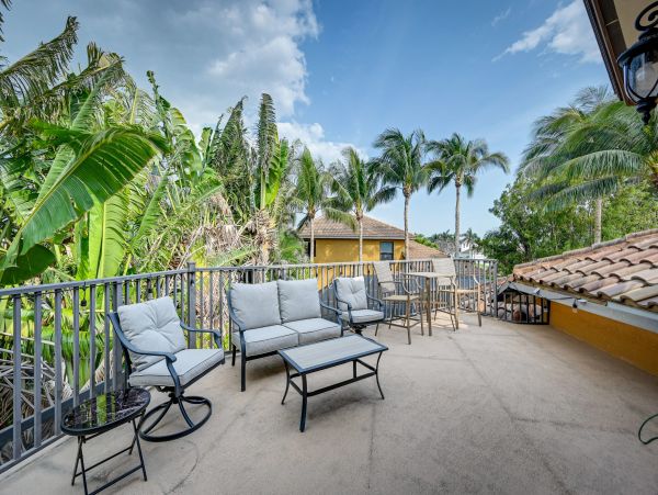 Four Bedroom Upscale House with Pool and 1 mile to Beach