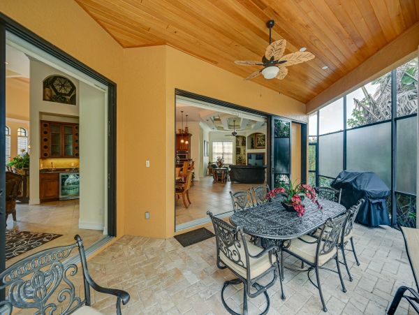 Four Bedroom Upscale House with Pool and 1 mile to Beach
