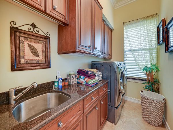 Four Bedroom Upscale House with Pool and 1 mile to Beach
