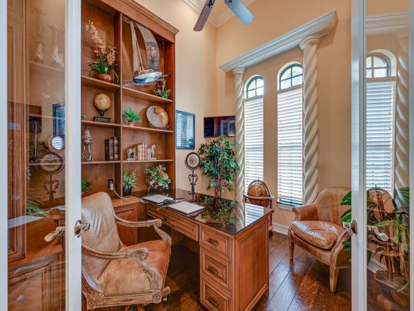 Four Bedroom Upscale House with Pool and 1 mile to Beach