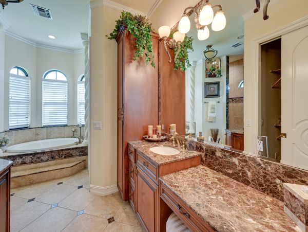 Four Bedroom Upscale House with Pool and 1 mile to Beach