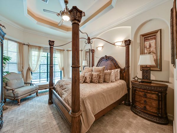 Four Bedroom Upscale House with Pool and 1 mile to Beach