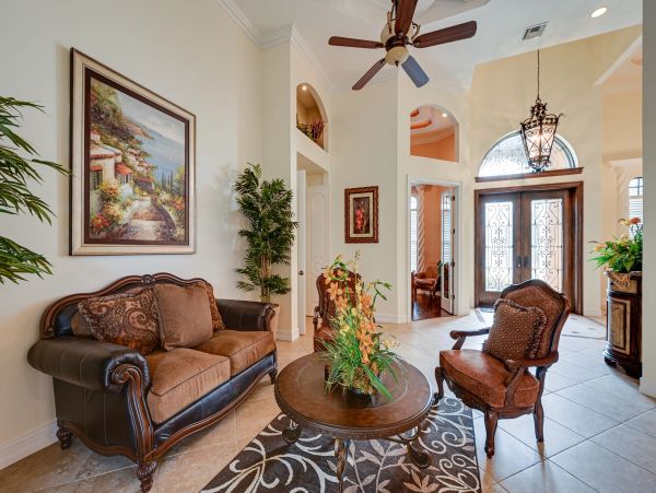 Four Bedroom Upscale House with Pool and 1 mile to Beach