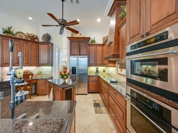 Four Bedroom Upscale House with Pool and 1 mile to Beach