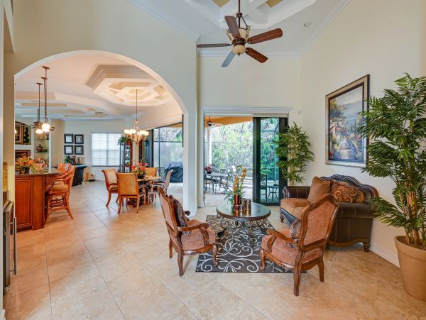 Four Bedroom Upscale House with Pool and 1 mile to Beach