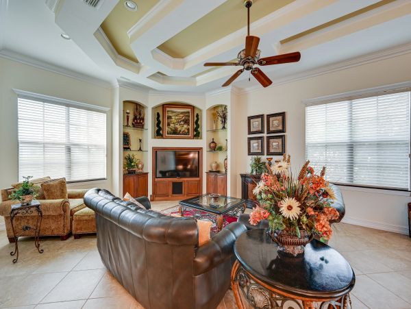 Four Bedroom Upscale House with Pool and 1 mile to Beach