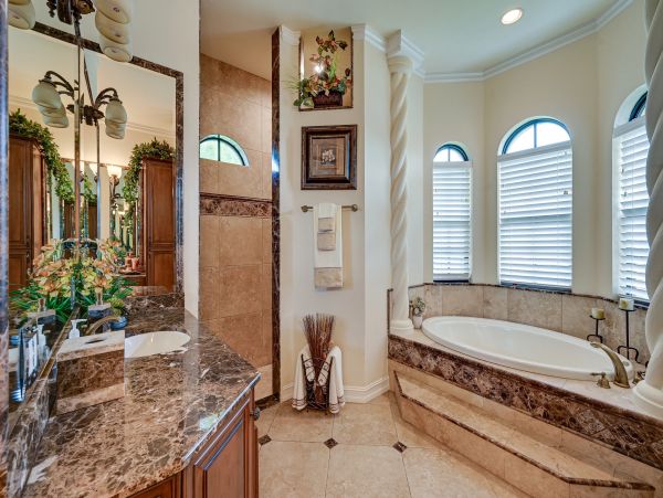 Four Bedroom Upscale House with Pool and 1 mile to Beach