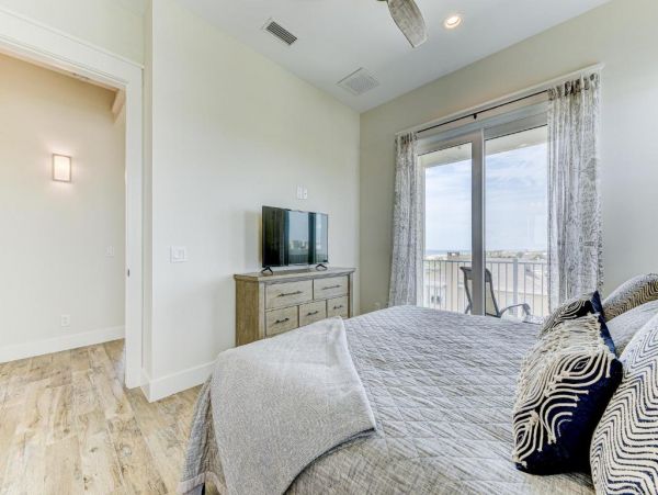 Oceanfront Haven with 5 Bedrooms and Great Amenities