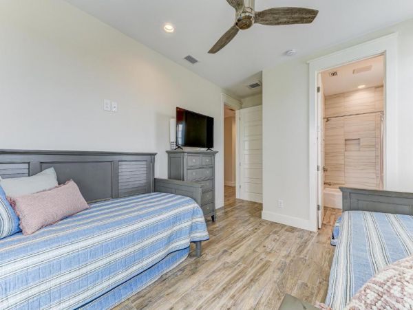 Oceanfront Haven with 5 Bedrooms and Great Amenities