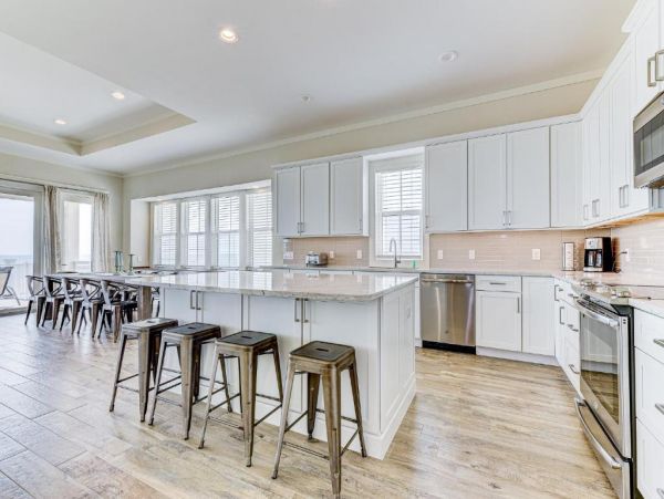 Oceanfront Haven with 5 Bedrooms and Great Amenities