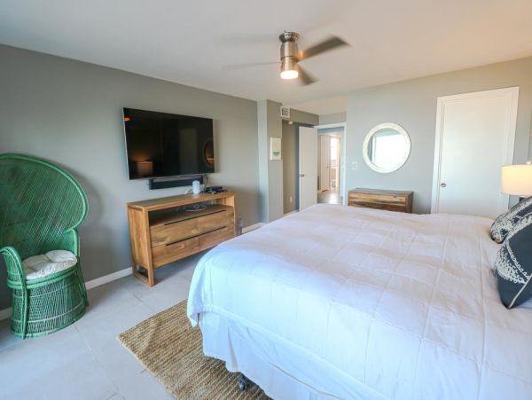 Elegant Oceanfront Condo with Panoramic Views and Upscale Comfort