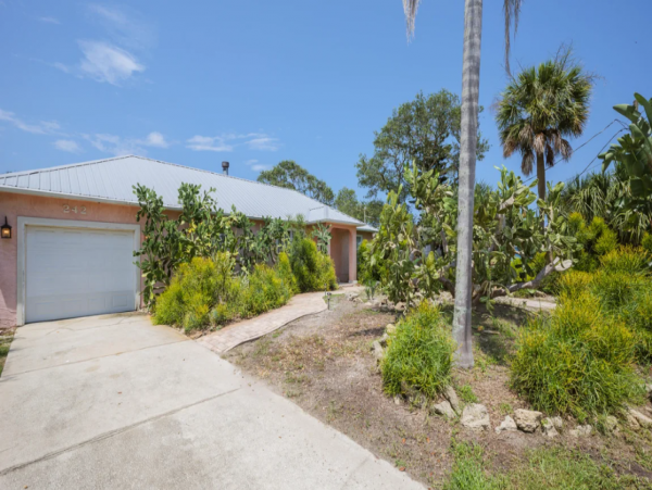 Canal-Front 3 Bedroom Vacation Pool Home