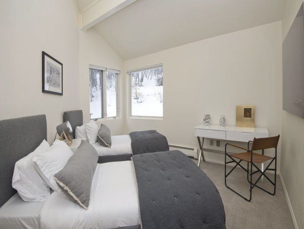 Five min Drive or Shuttle to Vail Village Three Bedroom