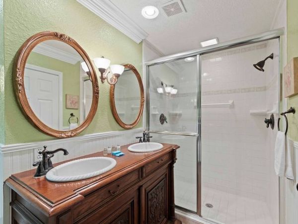 Beachside Five Bedroom Vacation Rental in Pensacola Beach