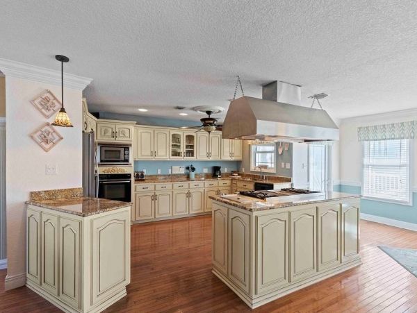 Beachside Five Bedroom Vacation Rental in Pensacola Beach