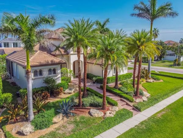 Close to Beach Three Bedroom Vacation Rental in Marco Island