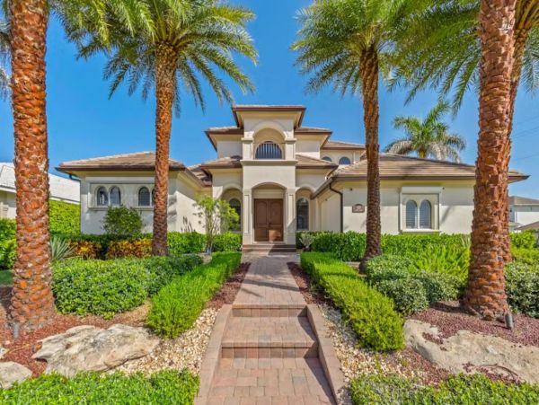 Close to Beach Three Bedroom Vacation Rental in Marco Island