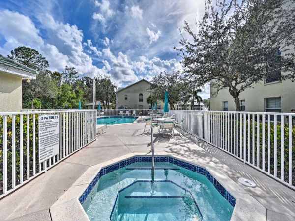 Charming Vacation Getaway with 2 Bedrooms in Naples