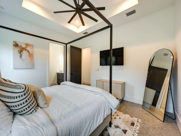 Modern Naples 3 Bedroom Vacation Rental Sleeps 8 Guests