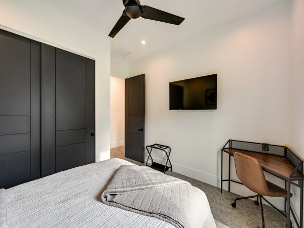 Modern Naples 3 Bedroom Vacation Rental Sleeps 8 Guests