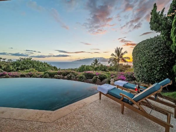 Luxury Hawaiian Vacation Home with 3 Bedrooms Drive to Beach