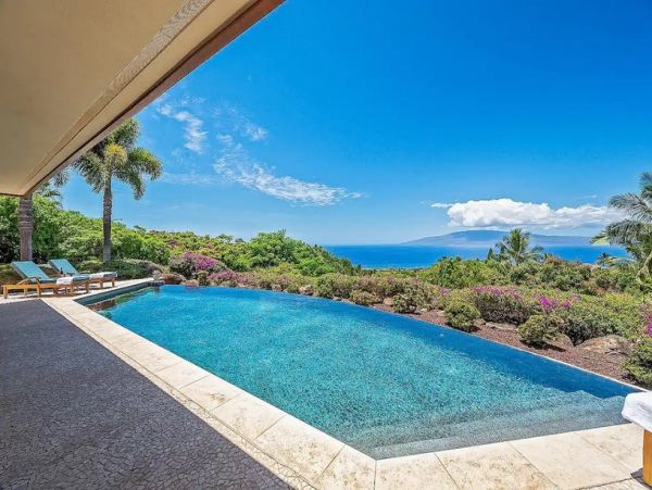 Luxury Hawaiian Vacation Home with 3 Bedrooms Drive to Beach