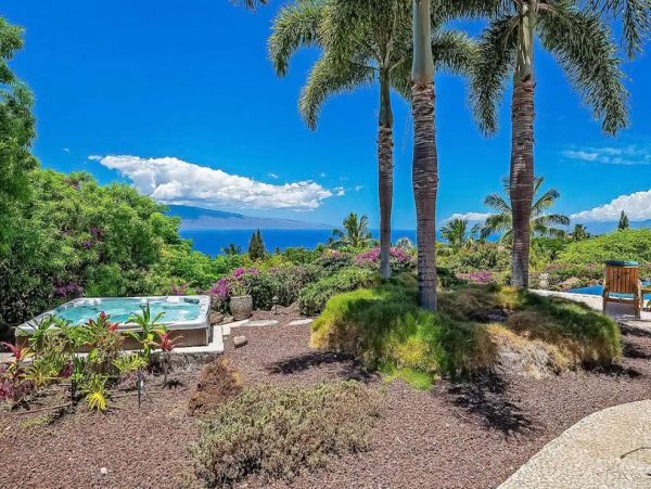 Luxury Hawaiian Vacation Home with 3 Bedrooms Drive to Beach