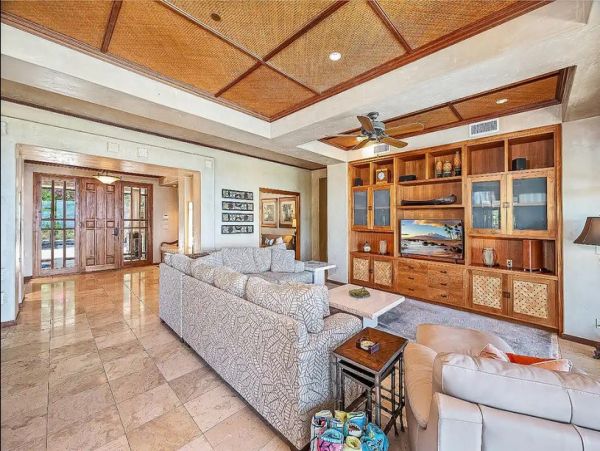 Luxury Hawaiian Vacation Home with 3 Bedrooms Drive to Beach