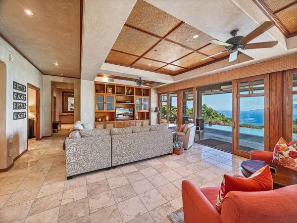 Luxury Hawaiian Vacation Home with 3 Bedrooms Drive to Beach