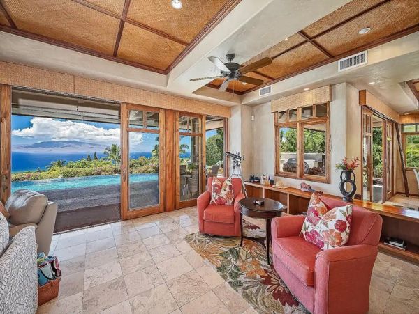 Luxury Hawaiian Vacation Home with 3 Bedrooms Drive to Beach