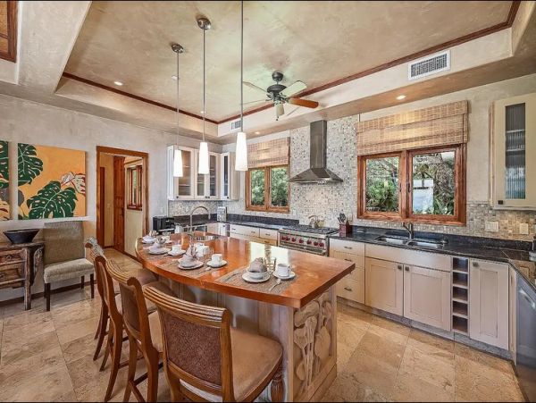 Luxury Hawaiian Vacation Home with 3 Bedrooms Drive to Beach